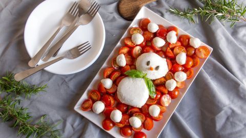 Ein Schneemann aus Mozzarella ist schnell gemacht und macht auf der Festtafel ordentlich etwas her.