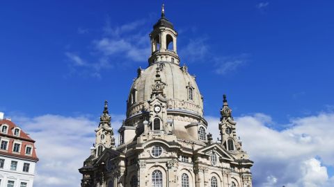 Dresden z&auml;hlt definitiv als Reisetipp: Das ist der Blick auf die Frauenkirche vom Pulverturm aus, mit tollem Wetter.