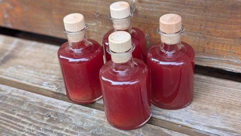 Auf meinem Bild seht ihr meinen noch hei&szlig;en, roten Bratapfellik&ouml;r. Dieser wird sp&auml;ter noch mit einem K&auml;rtchen beschriftet.