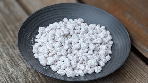 Weihnachtliche N&uuml;sse in Schneeoptik &ndash; Diese Erdn&uuml;sse mit Schokolade und Puderzucker sind ein echter Hingucker!