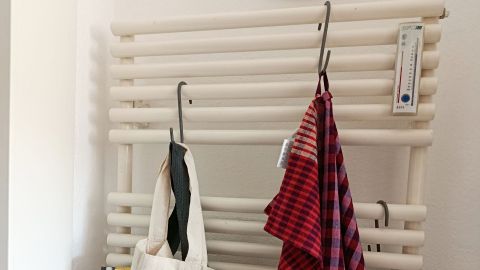 Mithilfe von beschichteten Haken f&uuml;r Handtuchheizk&ouml;rper l&auml;sst sich der Stauraum in Bad und K&uuml;che erweitern.