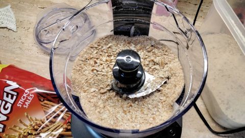 Paniermehl mal anders. Sollten mal die Br&ouml;sel ausgehen, hier ein kleiner Tipp: selber machen mit Salzstangen.