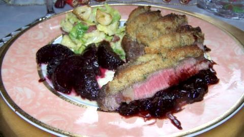 Rinderfilet mit Kruste aus Knochenmark, dazu als Beilagen Rahm-Wirsing und glasierte Rote Bete &ndash; und nat&uuml;rlich darf die So&szlig;e nicht fehlen.