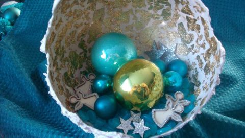 Ich liebe meine neue DIY Weihnachtskugel als Deko. Die innere Deko habe ich absichtlich nicht geklebt, damit ich sie jederzeit ver&auml;ndern kann.