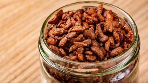 Gebrannte Mandeln wie auf dem Weihnachtsmarkt: Im Glas warten karamellisierte Mandeln mit Zimtkruste &ndash; ideal zum Verschenken.