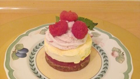 Zum Anrichten der Eist&ouml;rtchen mit Himbeer-Sahne dr&uuml;ckt man die T&ouml;rtchen aus dem Servierring und gibt die Himbeer-Sahne auf die Eisschicht.