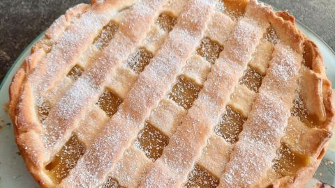 Dieser gedeckte Apfelmuskuchen ist besonders schnell gebacken, denn f&uuml;r die Herstellung wird fertiger M&uuml;rbeteig verwendet.