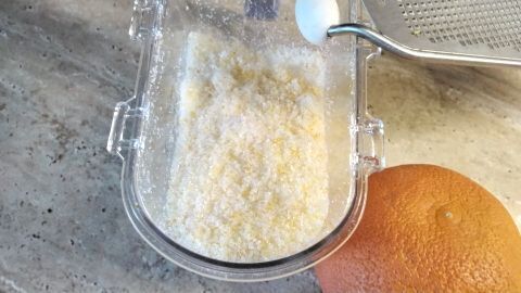 Orangen-Zucker selbst herstellen ist kein Zauberwerk. Man ben&ouml;tigt eine Bio-Orange und Kristallzucker. 