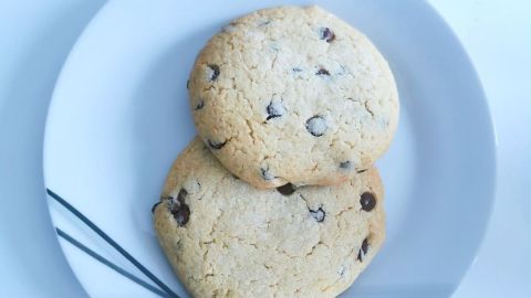 Fertige, einfach und schnell zubereitete American Cookies zum Fr&uuml;hst&uuml;ck auf dem Teller serviert.