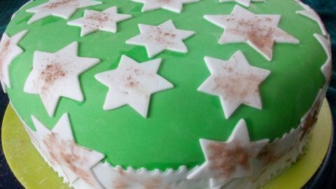 Geschafft, meine allererste Weihnachtstorte mit Fondant. Mit Torten habe ich es nicht so sehr, aber die Mitesser waren begeistert.