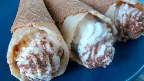 Selbstgemachte Eiserkuchen &ndash; mit Sahne gef&uuml;llte Waffelh&ouml;rnchen.