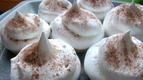 Hier meine leckeren Baiser Busserl &ndash; in der Mitte befindet sich gef&uuml;llte Weihnachtsschokolade und au&szlig;en Kakao-Glitzerpuder.