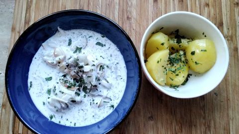 Matjes mit griechischem Joghurt und Sahne: Matjes in cremiger Joghurt-Sahne-Sauce, dazu Pellkartoffeln mit Kr&auml;utern.