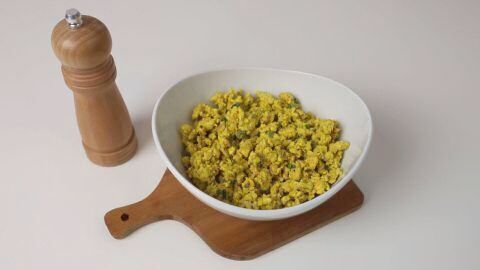 Veganes R&uuml;hrei aus Tofu ist eine leckere pflanzliche Fr&uuml;hst&uuml;cksidee und ist dazu auch noch schnell gemacht.