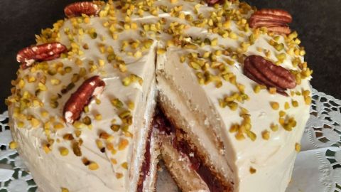 Die Pistazientorte lie&szlig; sich nach einer Nacht im K&uuml;hlschrank wunderbar anschneiden. Man kann die Schichten gut erkennen.