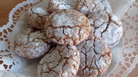 Nach der Backzeit k&ouml;nnen die Mandelkekse auf dem Blech ausk&uuml;hlen und d&uuml;rfen sodann verzehrt werden.