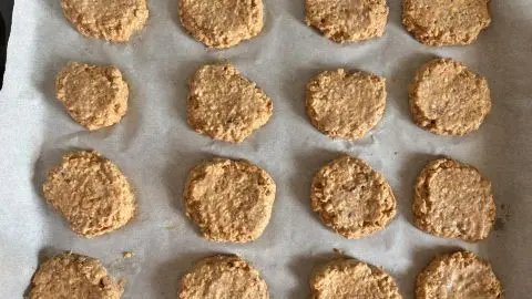 Buchweizen-Haferflocken-Kekse ohne Zucker: So sehen die gesunden, einfachen Cookies aus dem Rezept direkt auf dem Blech aus