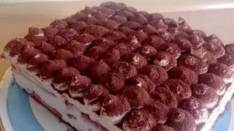 Erdbeer-Tiramisu vom Blech: Luftige Creme, fruchtige Schichten und Kakao-Topping &ndash; im Artikel steht, wie Du es Schritt f&uuml;r Schritt machst