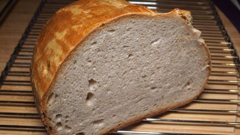 Vorrats-Tipp: Wenn ihr ein Brot, Brötchen, Zopf, Pizzateig (aus Hefe) selber gebacken habt, nehmt es aus dem Ofen raus und gebt es lauwarm in den Tiefkühler. Ein frisch gebackenes, aufgeschnittenes Brot liegt auf einem Rost, bereit zum Einfrieren für die spätere Verwendung.