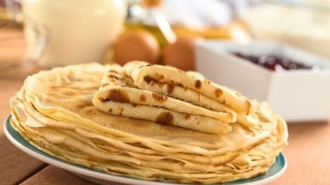 Lust auf lockere Eierkuchen wie auf dem Bild? Hier findest du ein einfaches Rezept für traditionelle Pfannkuchen.