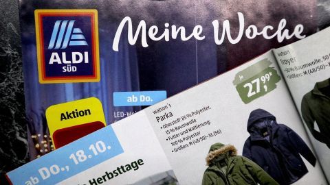 Eine Aldi-Woche wird dargestellt, mit Aktionsware auf einer Seite und einem Titelblatt für die Werbeaktion im Hintergrund.