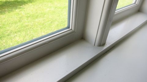 Lästige Klebereste von Insektenschutz an den Fensterrahmen, mit Mellerud erfolgreich entfernen.