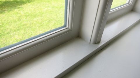 Klebereste vom Insektenschutz am Fenster entfernen