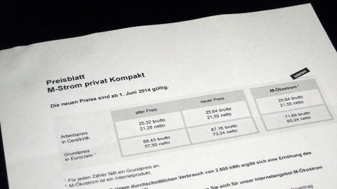 Ein Dokument zeigt Preise für Gas- und Stromtarife an. Es ist in einem dunklen Umfeld platziert und klar lesbar.