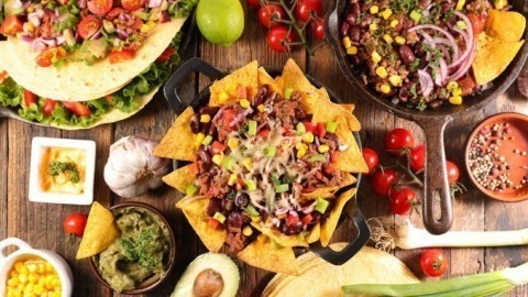 Leckerer Nacho-Salat (mexikanischer Schichtsalat)