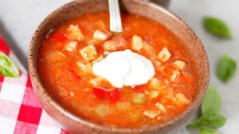 Hier findest du ein gutes Rezept für Soljanka! Dieser deftige Eintopf besteht hauptsächlich aus Fleischresten.