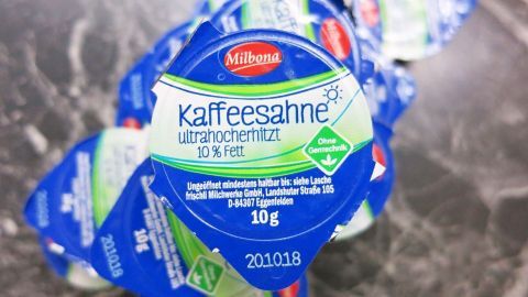 Ein Stabel von Portionspackungen Kaffeesahne liegt auf einem Tisch, ideal für die Verwendung in Getränken oder beim Kochen.