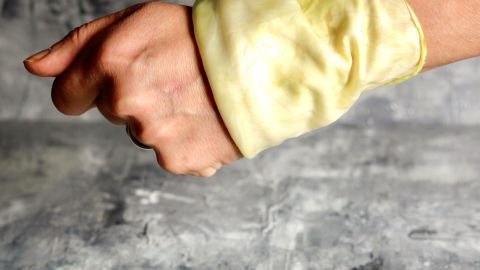 Bei Schmerzen im Knie oder anderen Gelenken und bei geschlossenen Entzündungen, einfach ein Weißkohlblatt mit dem Fingernagel einritzen, so dass der Saft austreten kann und mit einer Wickel fixieren. Ein Handgelenk mit einem gelben Wickel ist angespannt und nach unten gerichtet, möglicherweise zur Linderung von Gelenkschmerzen.