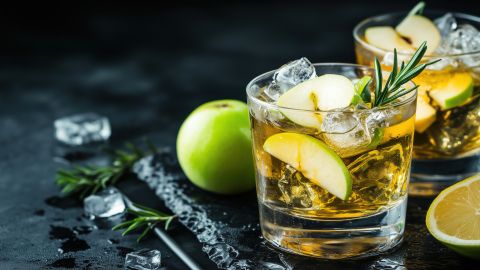 Grasovka-Apfelschorle: Erfrischender Mix aus Apfelsaft, Mineralwasser und Grasovka, garniert mit Apfelspalten und Eiswürfeln. Erfrisch dich mit einer Grasovka-Apfelschorle: Apfel, Wodka, Zitrone und Eis machen das Sommergetränk besonders frisch.