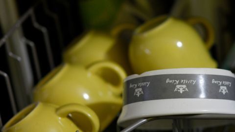 Gelbe Fressnäpfe stehen in einer Spülmaschine, während sie gereinigt werden, um nach dem Füttern hygienisch sauber zu sein.