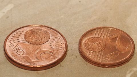 Wespen vertreiben mit  2 Kupfermünzen.