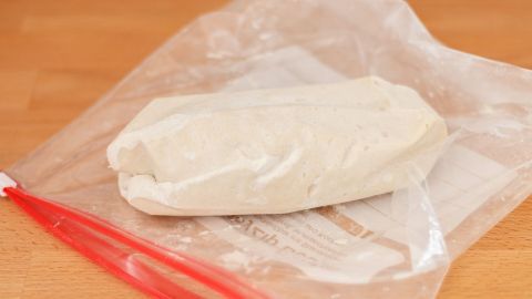 Ein Hefeteig ist sorgsam in einem gefriergeeigneten Beutel eingepackt, um für zukünftige Verwendung eingefroren zu werden.