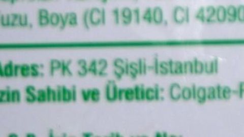 Text auf einem Produktetikett enthält: "Adres: PK 342 Şişli-İstanbul İzin Sahibi ve Üretici: Colgate-Palmolive".