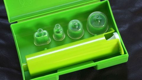 Eine grüne Unterdruck-Minipumpe liegt in einer Box, um bei Insektenstichen schnell Hilfe zu leisten.