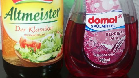 Flaschen mit Fett- und Kalkreiniger stehen nebeneinander, bereit zur Anwendung gegen Flecken in der Küche.