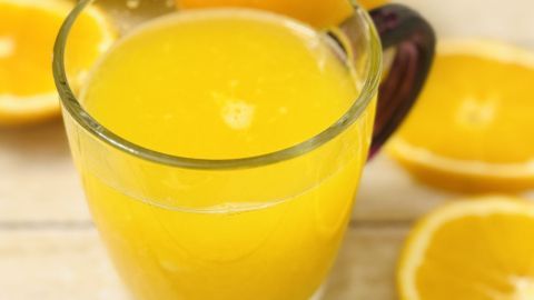 Erlebe den Genuss von heißem Orangensaft an kalten Tagen. Perfekt zum Aufwärmen und voller Vitamin C, bietet dieser frische Saft nicht nur wohltuenden Geschmack, sondern auch einen vitaminreichen Start in deinen Tag.