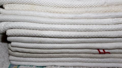 Gestapelte, frisch gebügelte Handtücher strahlen Sauberkeit aus und bieten einen angenehmen Duft mit Anti-Motten-Effekt.