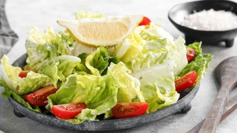 Grüner Salat mit Frischkäse