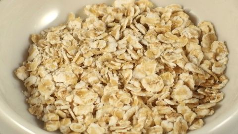 Eine Schüssel mit Haferflocken liegt bereit, um als Mehlersatz beim Kuchenbacken verwendet zu werden.