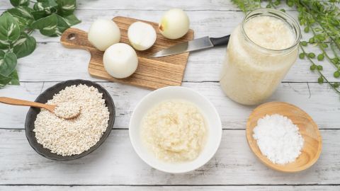 Weichere Zwiebeln im Salat mit Salz