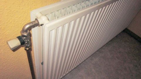 Halte deine Heizkörper strahlend weiß mit WC-Schaum für eine einfache und effektive Reinigung. Der Artikel bietet praktische Tipps, wie du die Heizungen schnell wieder zum Glänzen bringst und Ablagerungen entfernst. Ein Heizkörper steht an einer Wand und zeigt eine glatte, weiße Oberfläche, die sauber und gepflegt aussieht.