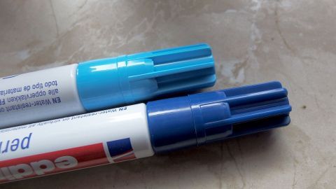 Eddingflecken lassen sich hervorragend mit Babyfeuchttüchern entfernen. Zwei Edding-Marker liegen auf einer Oberfläche, bereit zum Schreiben und möglicherweise für eine Reinigung mit Babyfeuchttüchern.
