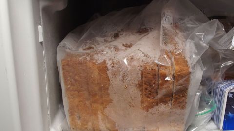 Eine Tüte Toastbrot liegt gefroren in einer Gefriertruhe, um Haltbarkeit und Frische zu erhalten.
