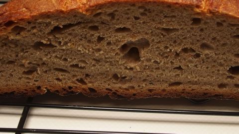 Brot schimmelt nicht so schnell im Brotkasten, wenn man ein kleines Rost (wie im Backofen) in den Brotkasten legt. Eine Brotscheibe liegt auf einem Gitter und wird dadurch vor Schimmelbildung geschützt, während sie abkühlt.