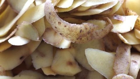 Kartoffelschalen liegen übereinander und zeigen ihre unregelmäßigen Kanten, die zur umweltfreundlichen Reinigung verwendet werden.