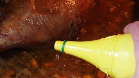 Ein wenig Zitronensaft hilft, um zu scharf gewürztes Essen zu mildern. Ein Flasche Zitronensaft wird über ein nasses, gewürztes Gericht gedrückt, um die Schärfe abzuschwächen.